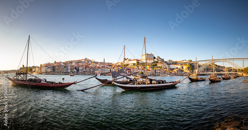 Bateaux "Rabelos" de transport du vin de Porto