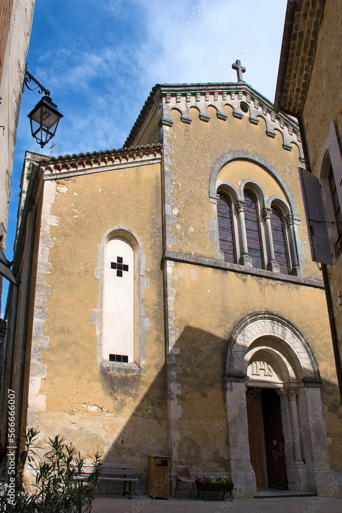 Sainte-Marie-Madeleine, Front der Kirche in Saint-Montan, Ardèche, Frankreich Sainte-Marie-Madeleine, Front der Kirche in Saint-Montan, Ardèche, Frankreich