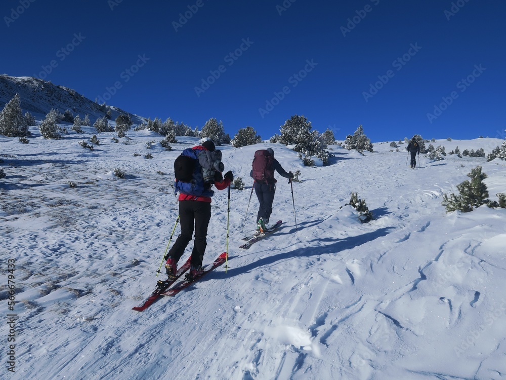 ski de randonnée en montagne des Pyrénées orientales dans la neige avec skieurs de rando