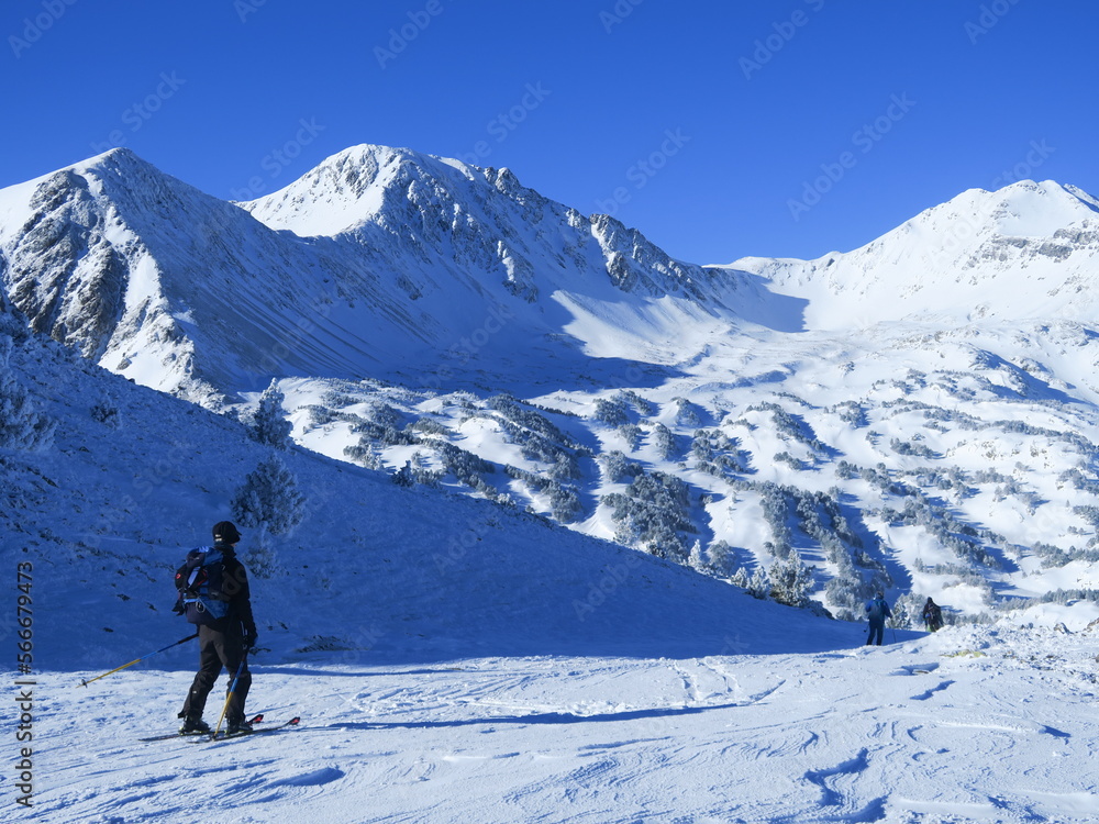 ski de randonnée en montagne des Pyrénées orientales dans la neige avec skieurs de rando