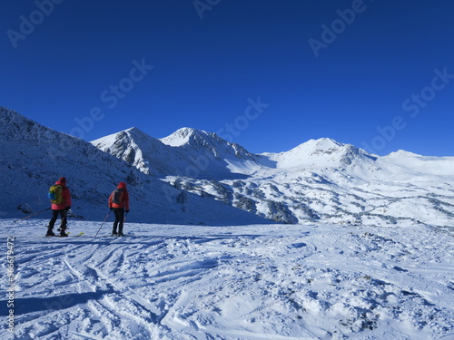 ski de randonnée en montagne des Pyrénées orientales dans la neige avec skieurs de rando © Ourson+