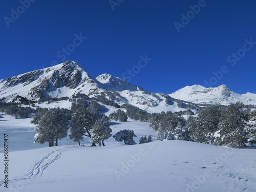 paysage de montagne dans les Pyrénées orientales en hiver Péric