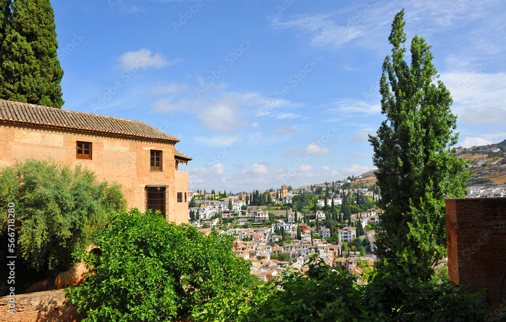 El barrio del Albaicín visto desde los jardines de la Alhambra de Granada, Andalucía; España. Patrimonio de la Humanidad por la Unesco.