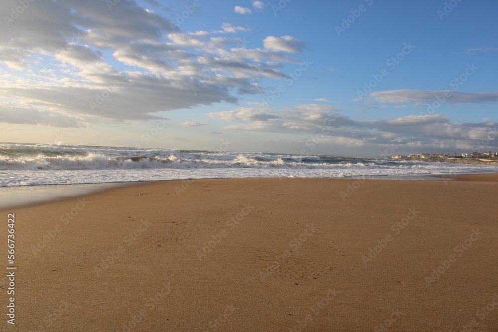 Spiaggia invernale al tramonto