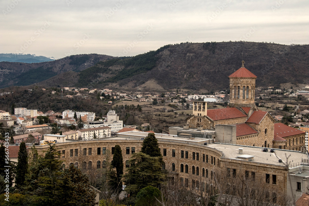 Naklejka premium Vue sur le tribunal, l'église et l'hôpital de Privas en Ardèche France