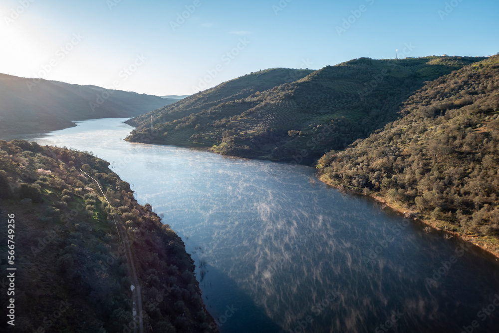 Entre montanhas o rio com pequenos traços de condensação sobre a água num dia frio de inverno