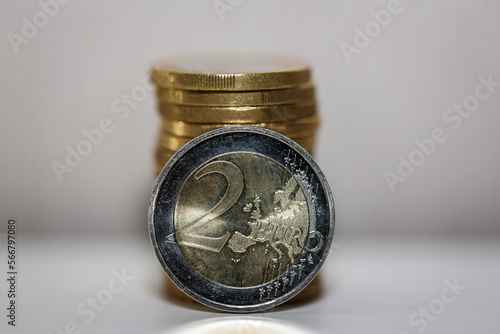 Zwei Euro Münzen, Nahaufnahme einer Münze mit dem Wert von 2 Euro.
 photo