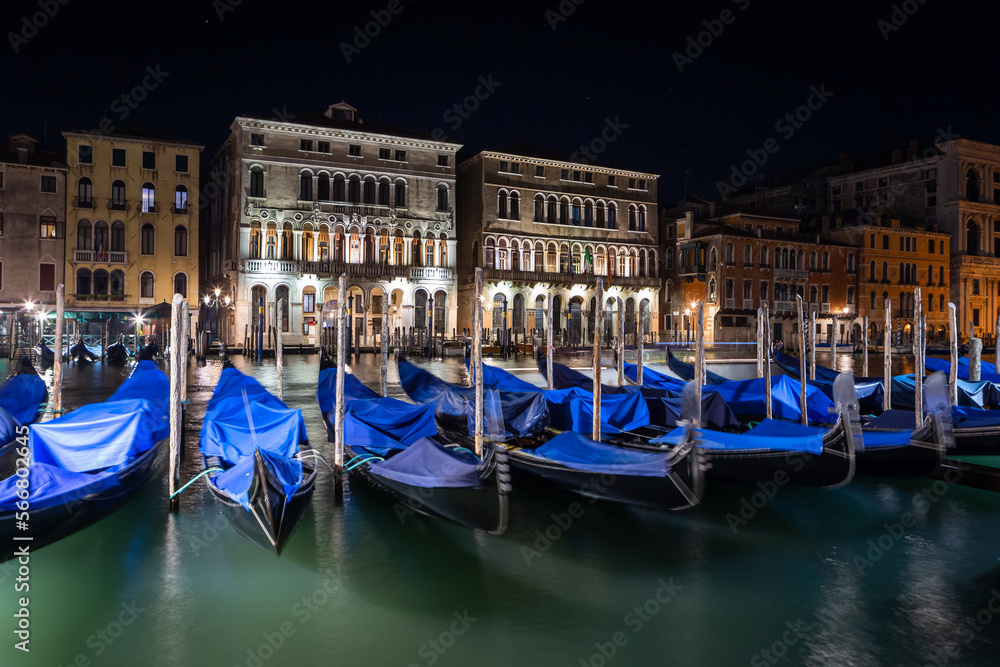 Fototapeta premium Venice canals and streets at night
