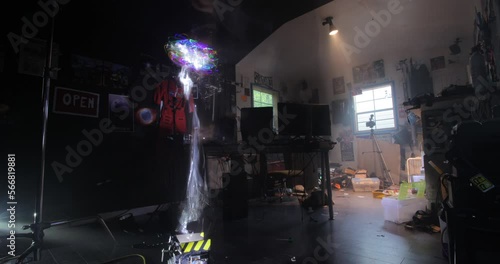 Catching a ghost with energy beams and streams trap in 4K