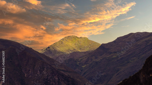 Montaña iluminada por el atardecer en los Andes Peruanos