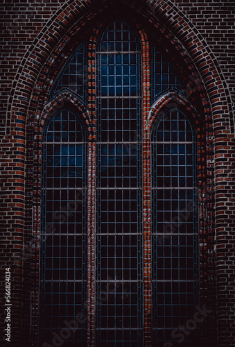 Aufnahme eines stark strukturierten Kirchenfensters ohne Deko