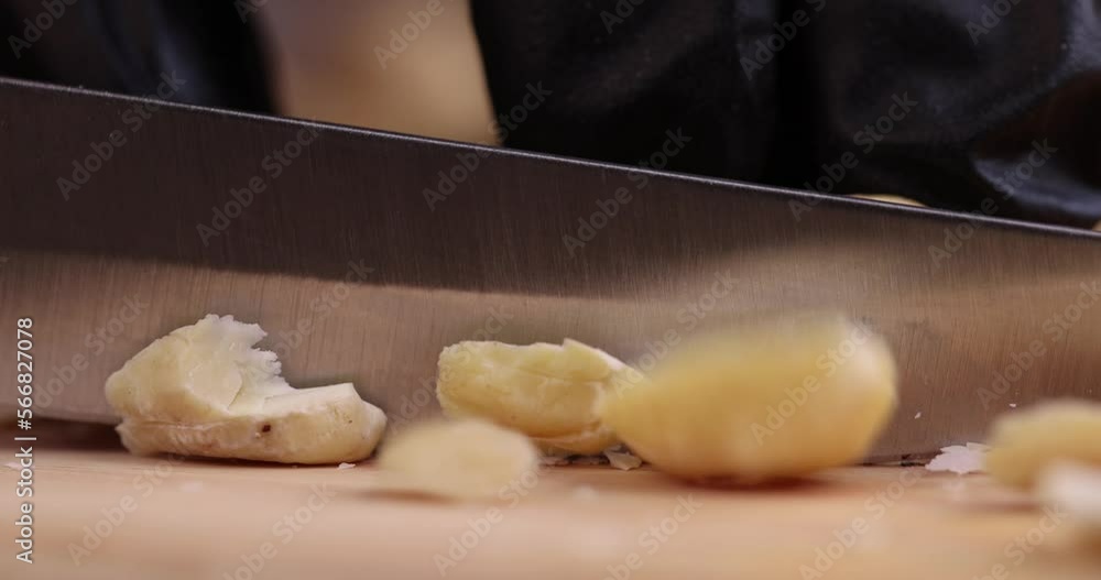 Cut large and hard cashew nuts into pieces and crumbs, peeled cashew nuts during grinding Cut large and hard cashew nuts into pieces and crumbs, peeled cashew nuts during grinding