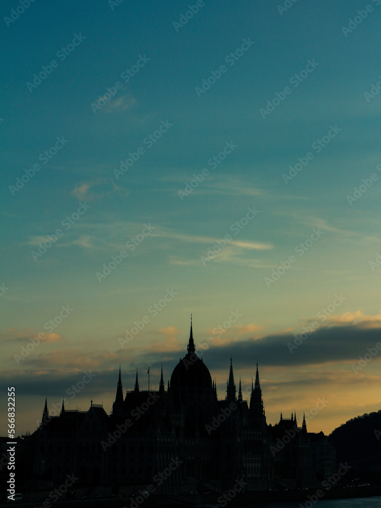 Naklejka premium city parliament at sunset