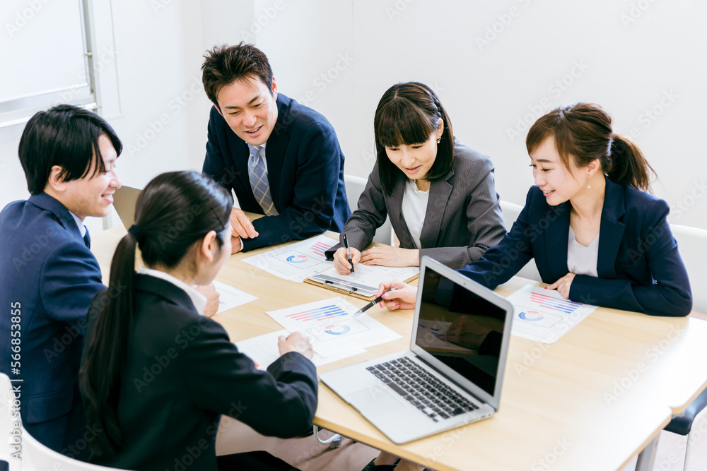 会議室でミーティングをするスーツ姿の男女(提案・企画・アイディア・商談) 会議室でミーティングをするスーツ姿の男女(提案・企画・アイディア・商談)