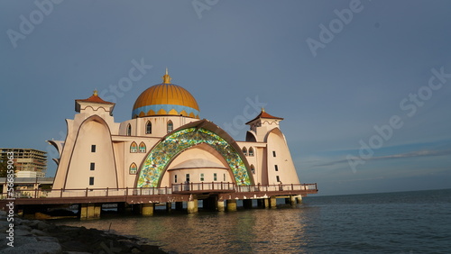 Mosque|Masjid Selat Melaka|Pulau Melaka|馬六甲海峽清真寺馬六甲海峡清真寺（Masjid Selat Melaka）: このモスクは、マレーシアのマラッカ市にある印象的なイスラム教の礼拝所です。その名前「Selat Melaka」は、このモスクがマラッカ海峡に面して建っていることに由来しています。モスクは海峡の水面に建てられており、その景観は美しいです。