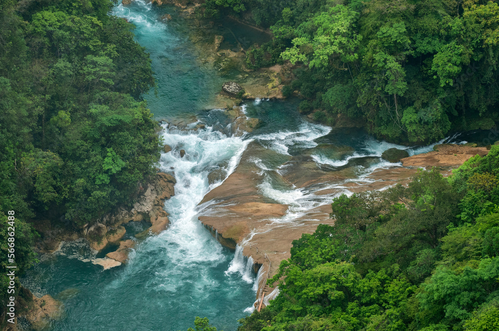 Unión de ríos y cascada en la selva de Chiapas Unión de ríos y cascada en la selva de Chiapas