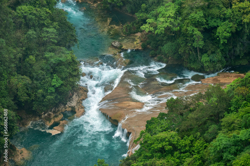 Uni  n de r  os y cascada en la selva de Chiapas