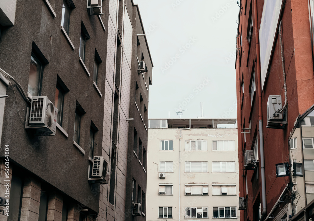 Fototapeta premium sokak ortasında binalar