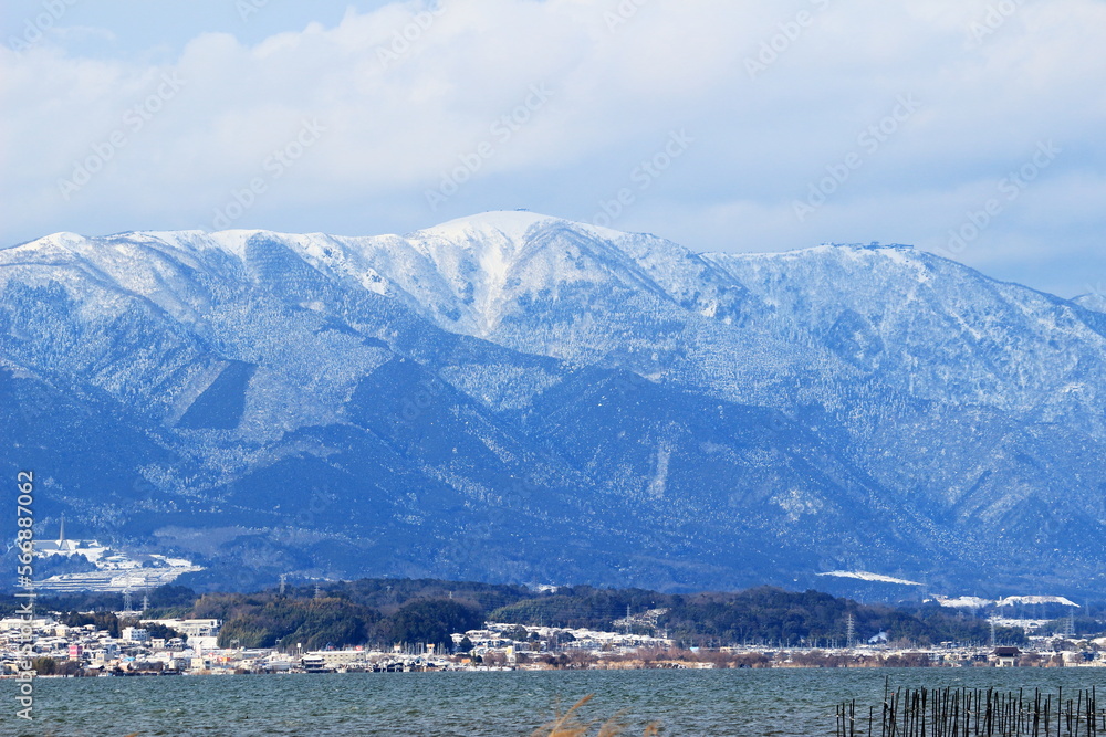 琵琶湖越しに見る雪の積もった湖西の山