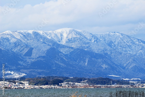 琵琶湖越しに見る雪の積もった湖西の山