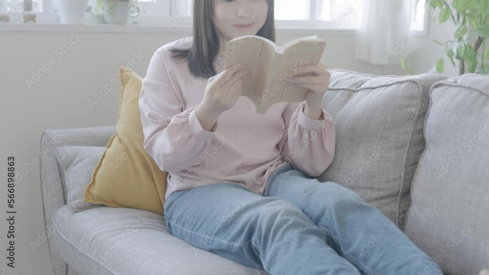 読書をする女性 読書をする女性
