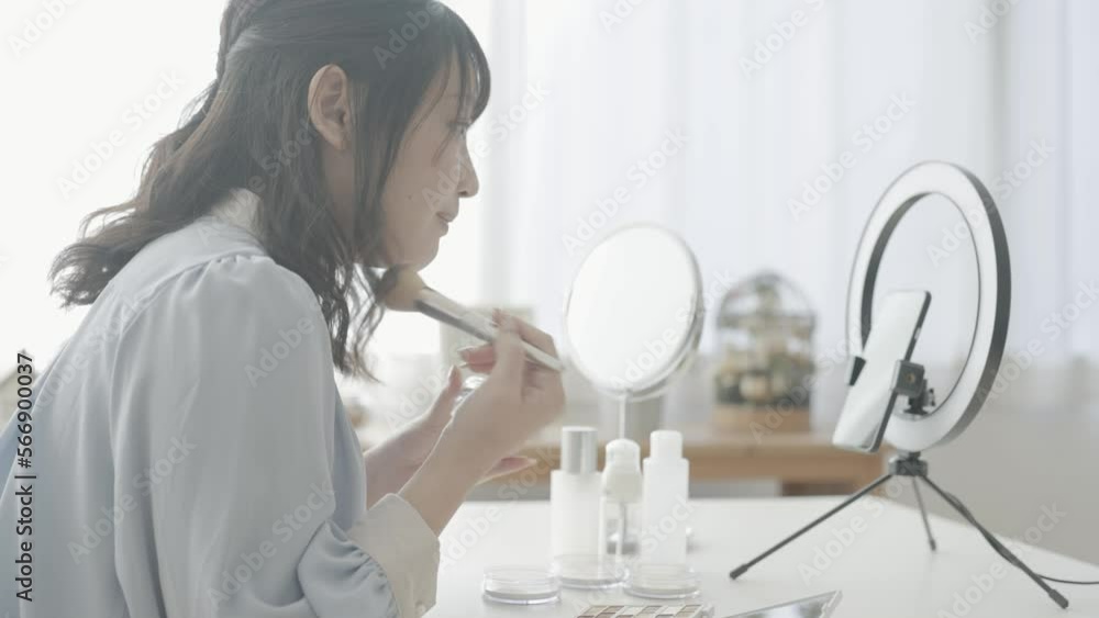 メイク動画の配信をする女性 メイク動画の配信をする女性