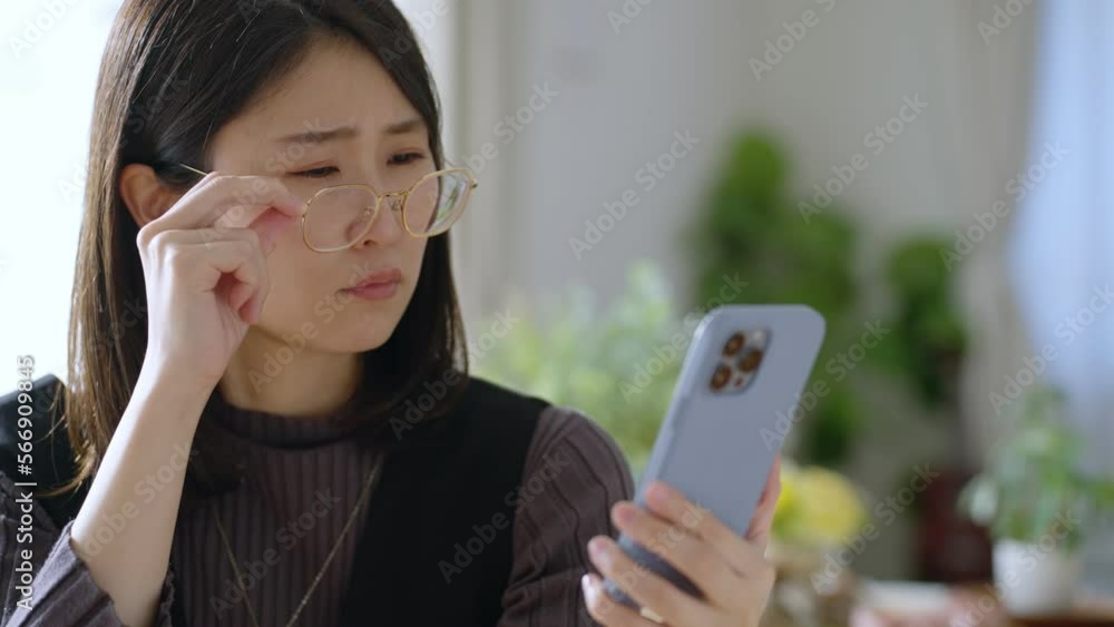 スマホ老眼の女性 スマホ老眼の女性