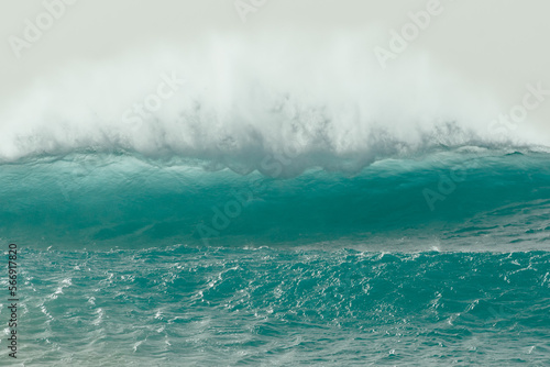 große blau transparente Welle im Atlantik mit weißer Gischt 