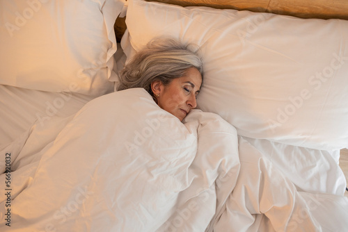 Valokuva mature woman with gray hair asleep in bed - Beautiful Peaceful Mature Woman Slee