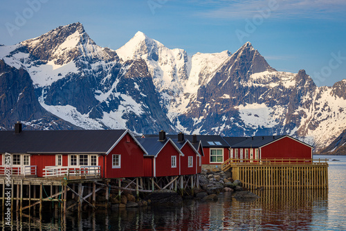 Obraz na plátně red barn at a fjord of the lofoten