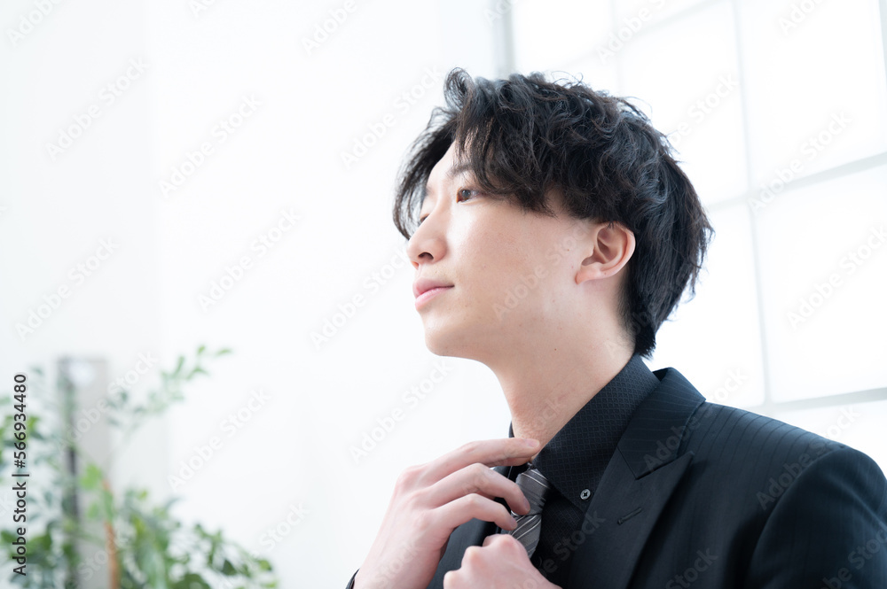 身支度を整えるカッコイイビジネスマン
