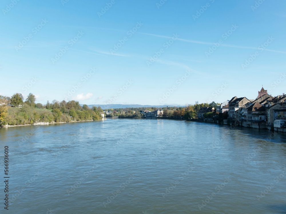 Rheinverlauf von der alten Rheinbrücke zwischen der Altstadt von Rheinfelden (Aargau) in der Schweiz und der deutschen Seite (Baden)
