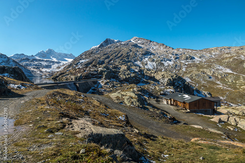 Refuge de l' étendard , Paysage du Massif des Grandes Rousses à l' automne , Savoie , Alpes France.