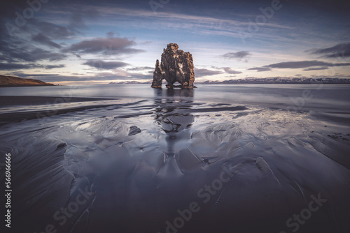 Hvítserkur in Islanda. Scenario surreale di questo enorme scoglio al tramonto. photo