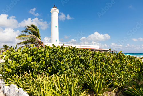 Leuchtturm im Nationalpark Punta Sur an der Küste der karibischen Insel Cozumel. Der Leuchtturm Faro Celerain mit Museum im Naturschutzgebiet Eco Beach Park und ein blauer Himmel in Mexiko.