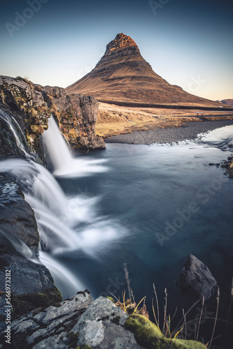 Kirkjufell sulla penisola di Snæfellsnes, la montagna più famosa dell'isola decorata con le sue bellissime cascate.