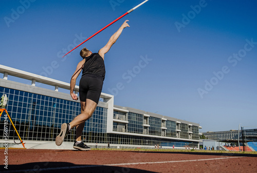 Φωτογραφία back male athlete javelin throw at athletics competition