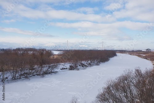川が雪に覆われて凍った冬の景色