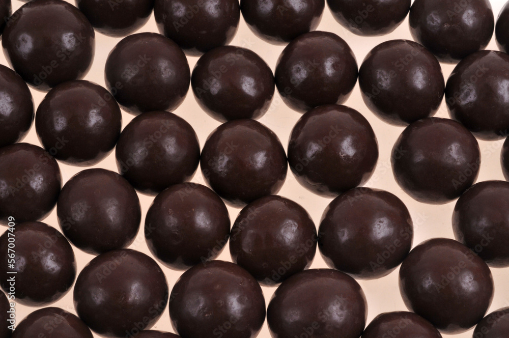 Boules de chocolat en vrac en gros plan Boules de chocolat en vrac en gros plan
