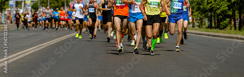 leading group runners run city marathon