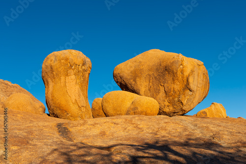 Quadro em tela Spitzkoppe mountains in central Namibia: huge granite boulders formed by spheroi