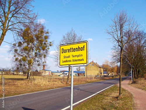 Ortseingangsschild mit der Aufschrift Dorettenhof, Stadt Templin, Landkreis Uckermark