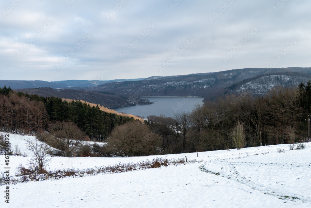 Schneelandschaft oberhalb vom Rursee in der Eifel Schneelandschaft oberhalb vom Rursee in der Eifel