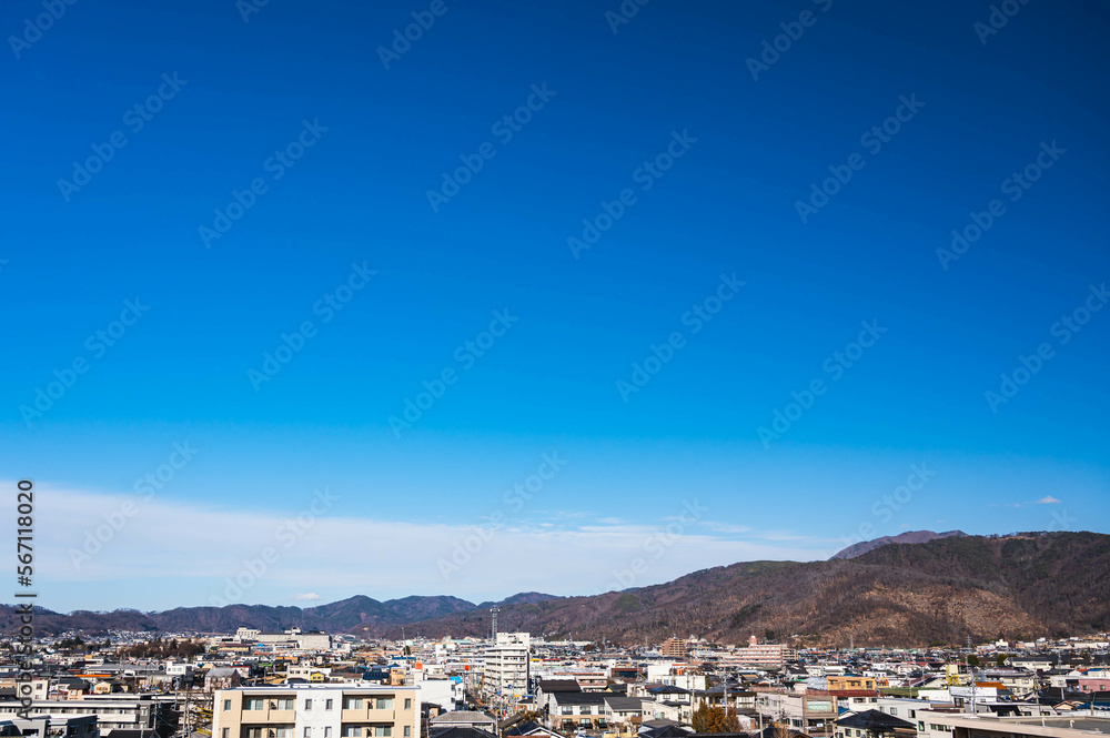 冬の青空と町並み　松本市