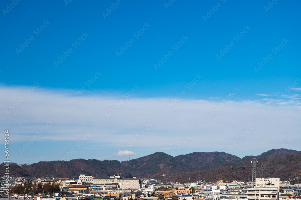 冬の青空と町並み　松本市