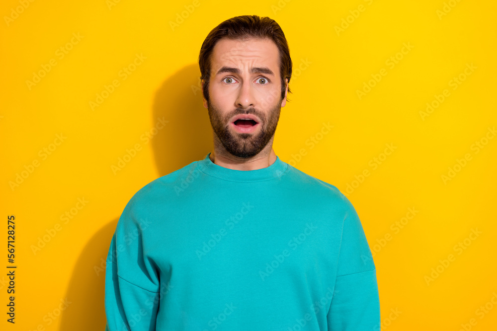 Obraz premium Photo of young impressed scared worried guy student open mouth looking you bad news unexpected high inflation isolated on yellow color background