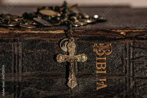 Φωτογραφία Biblia y Rosario de la religión cristiana