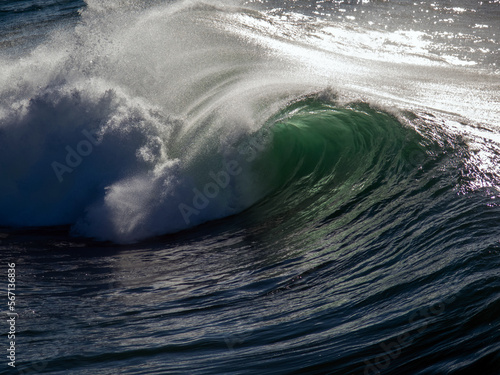 Primer plano de una bonita ola rompiendo con un impresionante color esmeralda en el tubo. Carnota, A Coruña, España. © Nandi Estévez
