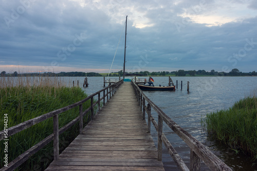 Idyllischer Bootssteg am Bafen von Sieseby an der Schlei.