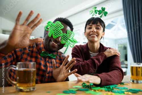 Photographie Portrait of happy multiracial friends with shamrock novelty glasses and headband